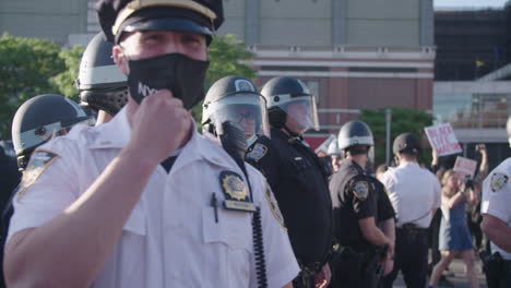 Reihe-Von-Polizisten-Mit-Schutzhelm,-Die-Während-Des-Black-Life-Matter-Protestes-In-Zeitlupe-Bereitstehen