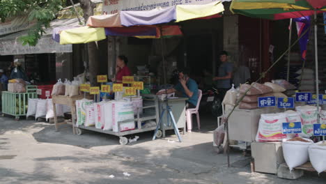 Mercado-De-Arroz-Al-Aire-Libre-En-Phnom-Penh-En-Un-Día-Soleado