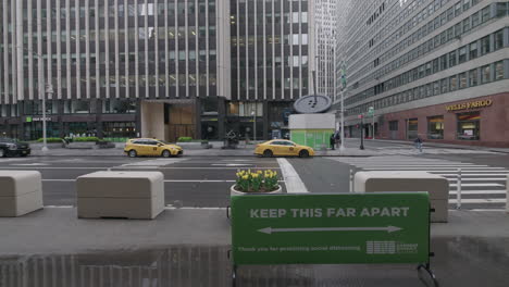 Halten-Sie-Dieses-„Fern-Auseinander“-Schild-In-Midtown-Manhattan-Während-Covid-19