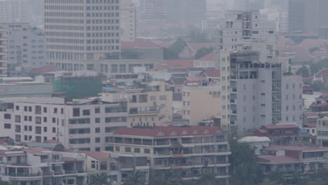 Toma-Panorámica-Larga-Y-Estrecha-De-Edificios-De-Apartamentos-En-Phnom-Penh.