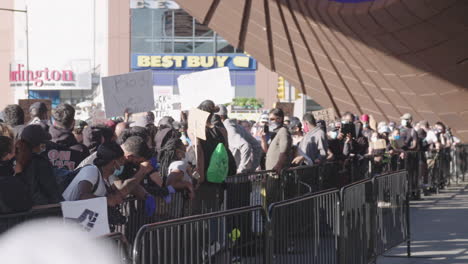Reihe-Von-Demonstranten-Hinter-Zäunen-Vor-Dem-Barclays-Center-Während-Des-Black-Life-Matter-Protestes