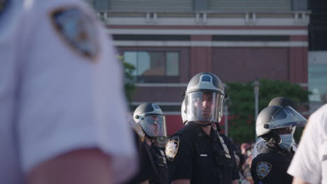 Policías-Con-Casco-Antidisturbios-Durante-La-Protesta-De-BLM-En-El-Centro-De-Brooklyn-De-Nueva-York