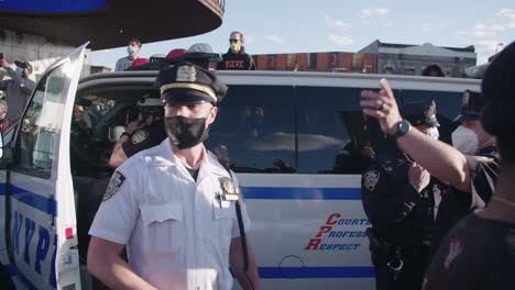 Policías-Con-Máscaras-Frente-A-Una-Camioneta-Policial-Preparándose-Durante-Una-Protesta-De-Black-Lives-Matter-En-Nueva-York