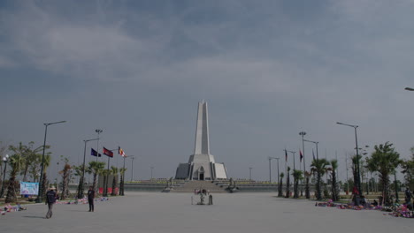 Monumento-Conmemorativo-De-Ganar-Ganar-En-Phnom-Penh-Inclinarse-Hacia-Abajo