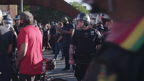 Oficiales-De-Policía-De-Nueva-York-Rodeados-De-Manifestantes-Frente-Al-Barclays-Center-Durante-La-Protesta-De-BLM