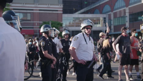 Reihe-Von-Polizisten-Vor-Demonstranten-Während-Des-Protests-Gegen-Black-Lives-Matter-In-Zeitlupe