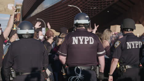 Cámara-Lenta-De-Agentes-De-Policía-De-Nueva-York-Manteniendo-Su-Línea-Durante-La-Protesta-De-BLM-En-Nueva-York
