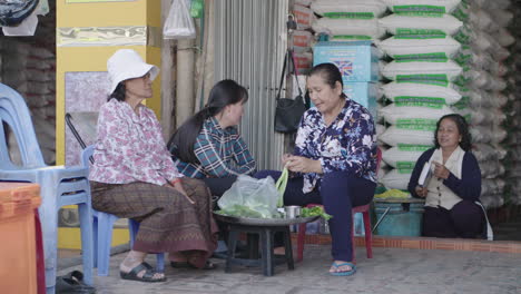 Ältere-Khmer-Frauen-Putzen-Gemüse-An-Einem-Marktstand-Im-Freien-In-Phnom-Penh