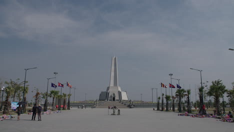 Win-Win-Memorial-Monument-in-Phnom-Penh-Rack-Focus