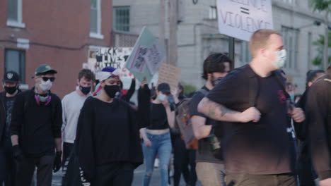 Gehende-Menge-Von-Demonstranten-Mit-Schildern-Auf-Der-Straße-In-New-York-Während-Des-Black-Lives-Matter-Protestes