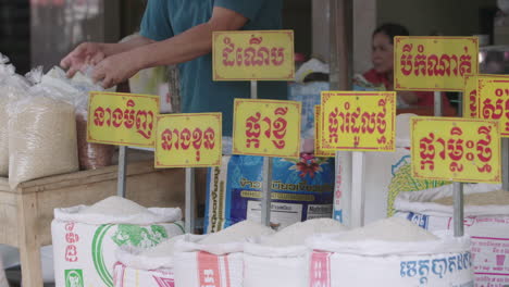 Puesto-De-Venta-De-Arroz-En-Un-Mercado-De-Arroz-En-Camboya,-Sudeste-Asiático