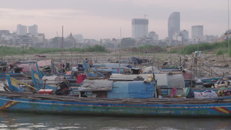 Barco-De-Pescadores-Pobres-Frente-A-Hotel-Rico-En-Phnom-Penh