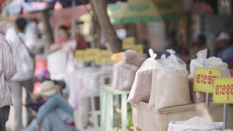 Reissorten-An-Einem-Reismarktstand-Im-Freien-In-Kambodscha