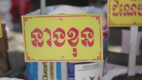 Khmer-Schild-Mit-Der-Werbung-Für-Reis,-Der-Auf-Einem-Markt-Verkauft-Werden-Soll