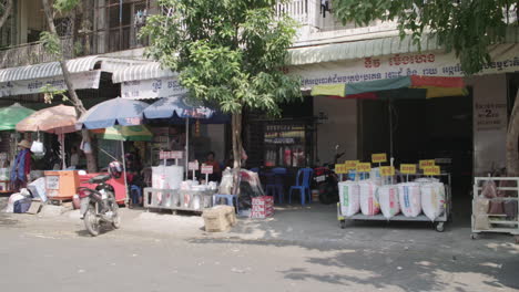 Mercado-Al-Aire-Libre-Que-Vende-Arroz-A-Granel-En-La-Calle-De-Phnom-Penh.
