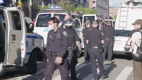 NYPD-Transporter-Und-Beamte-Mit-Gesichtsmasken-Bereiten-Sich-Auf-Den-Protest-Gegen-„Black-Lives-Matter“-In-New-York-Vor
