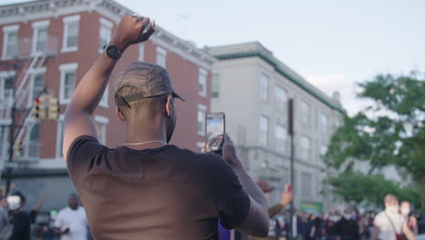 Afroamerikanischer-Mann-Mit-Erhobener-Faust-Nimmt-Ein-Video-Der-Menschenmenge-Während-Des-BLM-Protestes-Aus-Nächster-Nähe-Auf