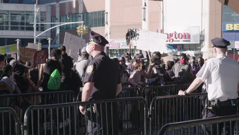 Wütende-Demonstranten-Schreien-Polizisten-Während-Der-Black-Life-Matter-Proteste-In-Der-Innenstadt-Von-Brooklyn-An