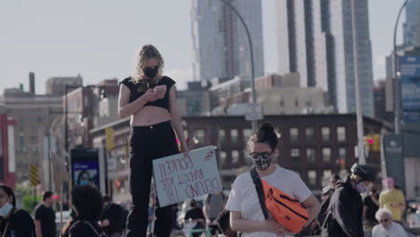 Weibliche-Demonstranten-In-Einer-Menschenmenge-In-Der-Innenstadt-Von-Brooklyn-Während-Des-BLM-Protestes