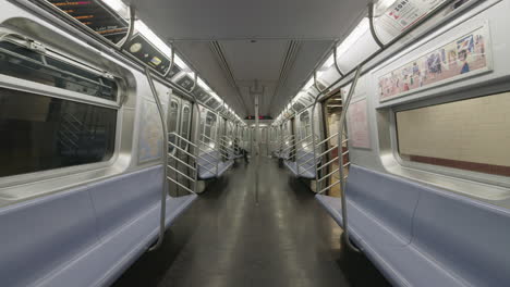 Metro-Vacío-Saliendo-De-La-Plataforma-Durante-El-Brote-De-Covid-19