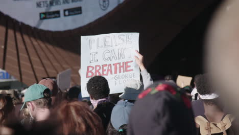 „Bitte,-Ich-Kann-Nicht-Atmen“-Schild,-Das-Während-Des-Protests-Vor-Dem-Barclays-Center-In-Der-Menschenmenge-Gehalten-Wird
