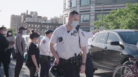Oficiales-De-La-Policía-De-Nueva-York-Con-Camisas-Blancas-Planeando-El-Control-De-Multitudes-Durante-La-Protesta-De-BLM-En-El-Centro-De-Brooklyn