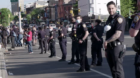 Reihe-Von-Polizisten-In-Der-Innenstadt-Von-Brooklyn,-Die-Während-Des-BLM-Protestes-Gesichtszüge-Tragen