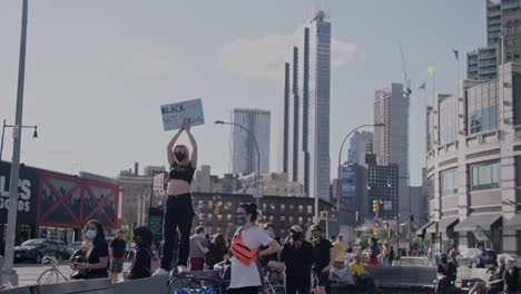 Demonstrantinnen-Mit-Einem-„Schwarz-Ist-Kein-Verbrechen“-Schild-In-Zeitlupe-In-Der-Innenstadt-Von-Brooklyn