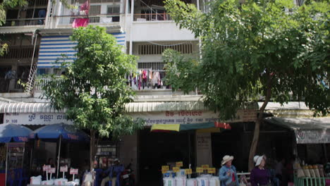 Inclinarse-Hacia-Abajo-Sobre-Los-Vendedores-De-Arroz-En-Un-Mercado-Callejero-De-Camboya
