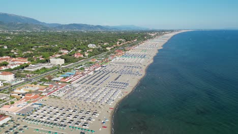 Beach-and-Coastline-of-Forte-dei-Marmi-at-Summer-Vacation-in-Tuscany,-Italy---Aerial-4k