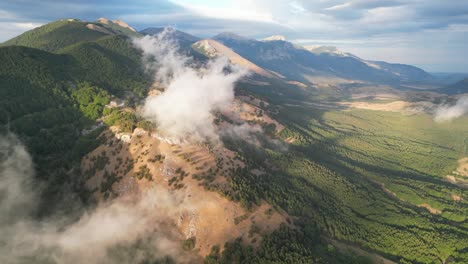 Naturgebirgslandschaft-Und-Sich-Bewegende-Wolken-Im-Nationalpark-Pollino,-Kalabrien,-Italien---Luftaufnahme-4k
