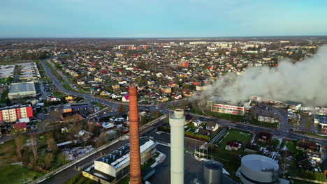 Luftdrohnen-Panorama-Thermalkraftwerk,-Rauchemissionen-Aus-Dem-Schornstein-In-Der-Nähe-Der-Stadt