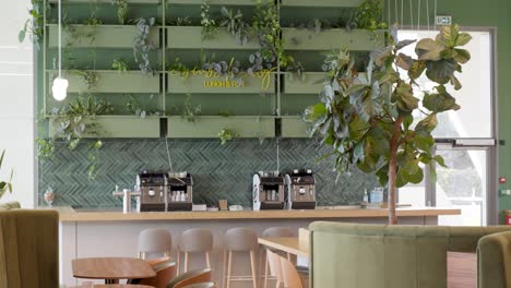 Langsame-Schwenkaufnahme-Einer-Mit-Blumenmuster-Gestalteten-Kaffeestation-In-Einem-Büro