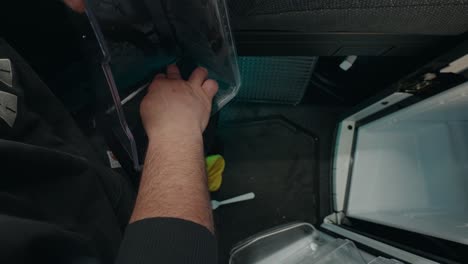 Conductor-De-Camión-Limpiando-Su-Refrigerador