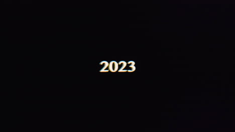 Die-Intro-Nummern-Von-2023-Verschmelzen-Mit-Einem-Weiß-grauen-Analogen-Retro-VHS-Muster