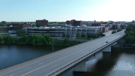 Veterans-Bridge-crossing-Mississippi-River-in-Saint-Cloud,-Minnesota