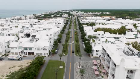 Geradeausfahrt-über-Den-Highway-30a-In-Alys-Beach,-Florida,-Mit-Reger-Verkehrsbewegung-Und-Meer-Im-Hintergrund-Links