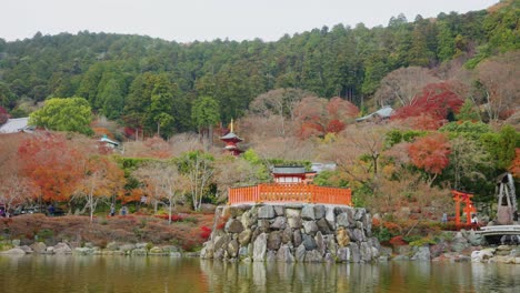 Estanque-Del-Templo-Katsuoji-Y-Colores-Del-Otoño-En-Minoh,-Osaka,-Japón-4k