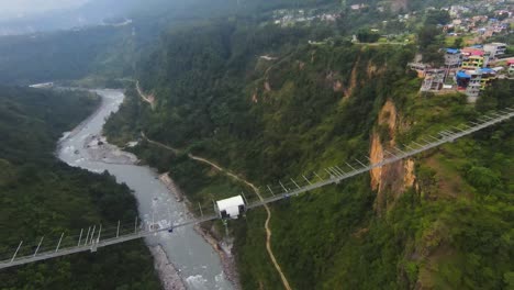 Spektakuläre-Luftaufnahmen-über-Der-Kushma-Hängebrücke