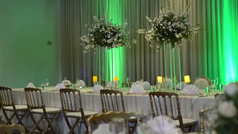 Tischdekoration-Bei-Einer-Hochzeit-Mit-Hohen-Blumenarrangements-Als-Mittelstück
