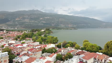 Vista-Aérea-Del-Lago-Y-La-Ciudad-Ioannina-Grecia