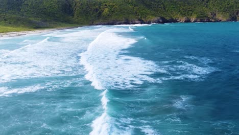 Atemberaubende-Küste-Des-Tayrona-Nationalparks,-Mit-Wellen,-Die-Ans-Ufer-Krachen,-Luftaufnahme