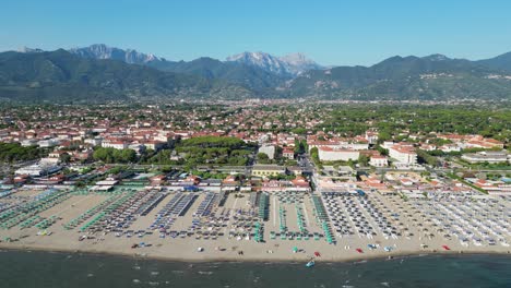 Tuscany-Beach-and-Coastline-at-Summer-Vacation-in-Forte-dei-Marmi,-Italy---Aerial-4k