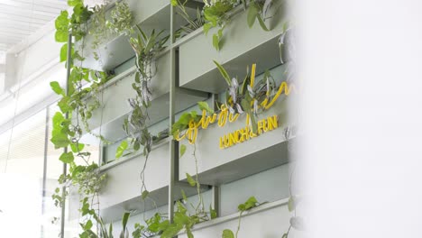 Grün-Dekorierte-Blumentopfwand-Im-Innenbürogebäude