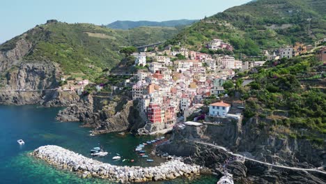 Cinque-Terre-Boat-Tour-at-Riomaggiore-Village-in-Vernazza,-La-Spezia,-Liguria,-Italy---Aerial-4k-Pedestal