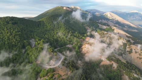 Paisaje-Natural-De-Montaña-Y-Nubes-En-El-Parque-Nacional-Pollino,-Calabria,-Italia---Antena-4k