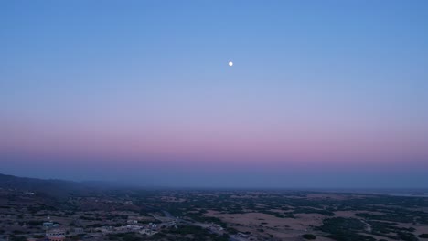 Himmel-Mit-Mond-über-Einer-Weitläufigen-Landschaft-Unten-Als-Sonnenuntergang-In-Der-Entgegengesetzten-Richtung