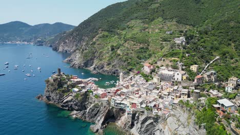 Cinque-Terre-Vernazza-Village-in-La-Spezia,-Liguria,-Italy---Aerial-4k-Pedestal