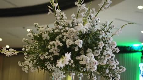 Elegante-Decoración-Floral-Con-Gypsophila-Paniculatas-Y-Rosas-Blancas