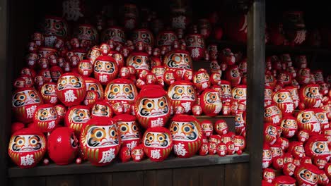 Viel-Glück,-Daruma-Puppen-Im-Katsuo-ji-Tempel,-Aufnahme-In-Zeitlupe,-4K